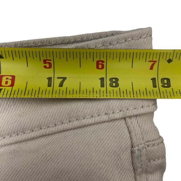 Levi's Stretch Tan Mid Rise Cuffed Shorts Women's Size‎ 33 - Picture 4 of 10